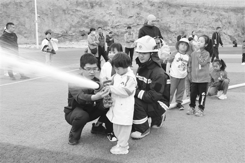 同学们在讲解员的指导下,变身“迷你版”消防员,在沉浸式体验中提高消防安全意识